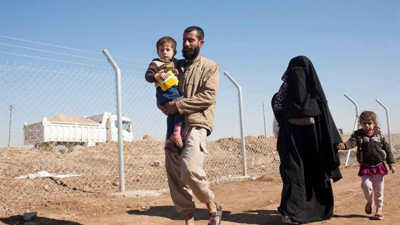 Desplazados iraquíes de zonas cercanas a Mosul, a su llegada a un campo de desplazados.