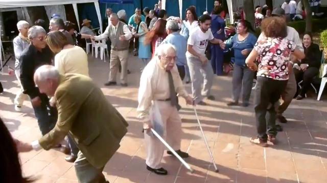 El abuelo de las muletas, famoso allende los mares.