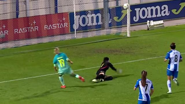 Barbara Latorre en el momento de su golazo.