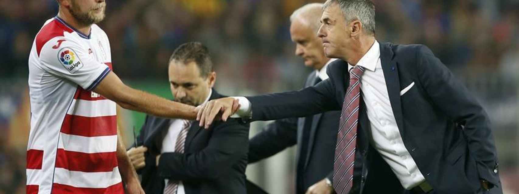 Lucas Alcaraz saluda a Kravets durante el partido contra el Barcelona.