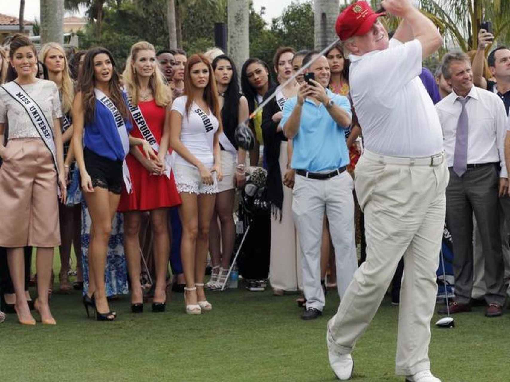 Trump se prestó a enseñar el golf a la candidatas a Miss Universo en Doral en 2015.