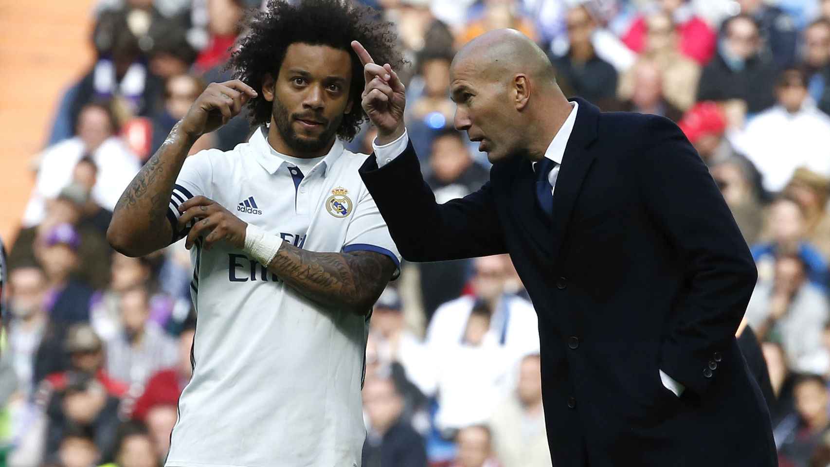 Zidane le da instrucciones a Marcelo durante el partido contra el Leganés.