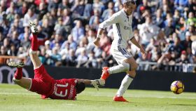 Bale supera al portero del Leganés para marcar su primer gol.