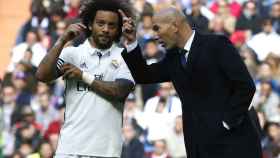 Zidane da instrucciones a Marcelo durante el partido contra el Leganés.