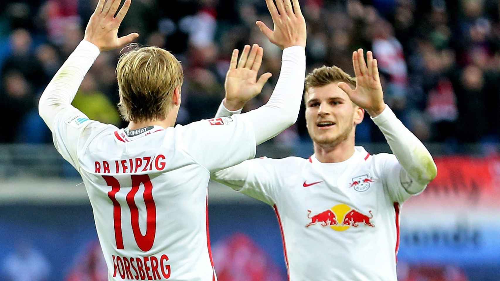 Forsberg y Werner celebran un gol.