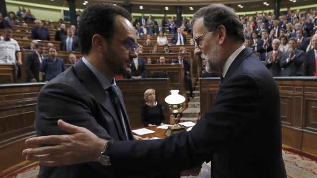 Mariano Rajoy es felicitado por el portavoz del PSOE, Antonio Hernando, el día de la investidura.