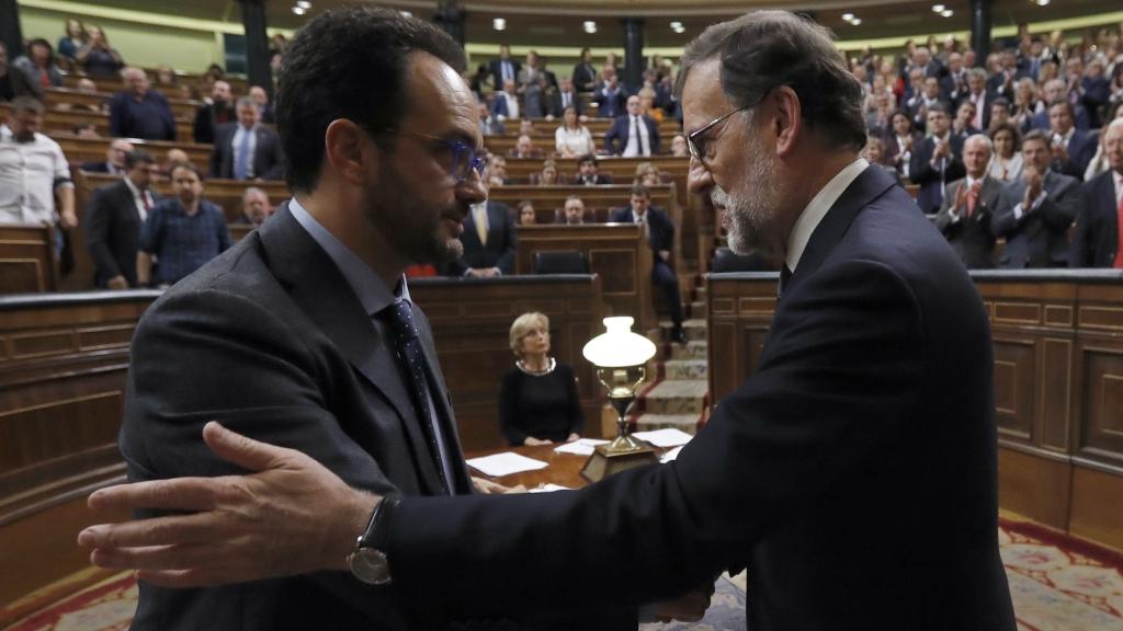 Rajoy es felicitado por el portavoz del PSOE, Antonio Hernando, el día de la investidura.