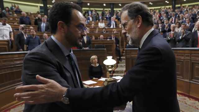 Mariano Rajoy es felicitado por el portavoz del PSOE, Antonio Hernando, el día de la investidura.