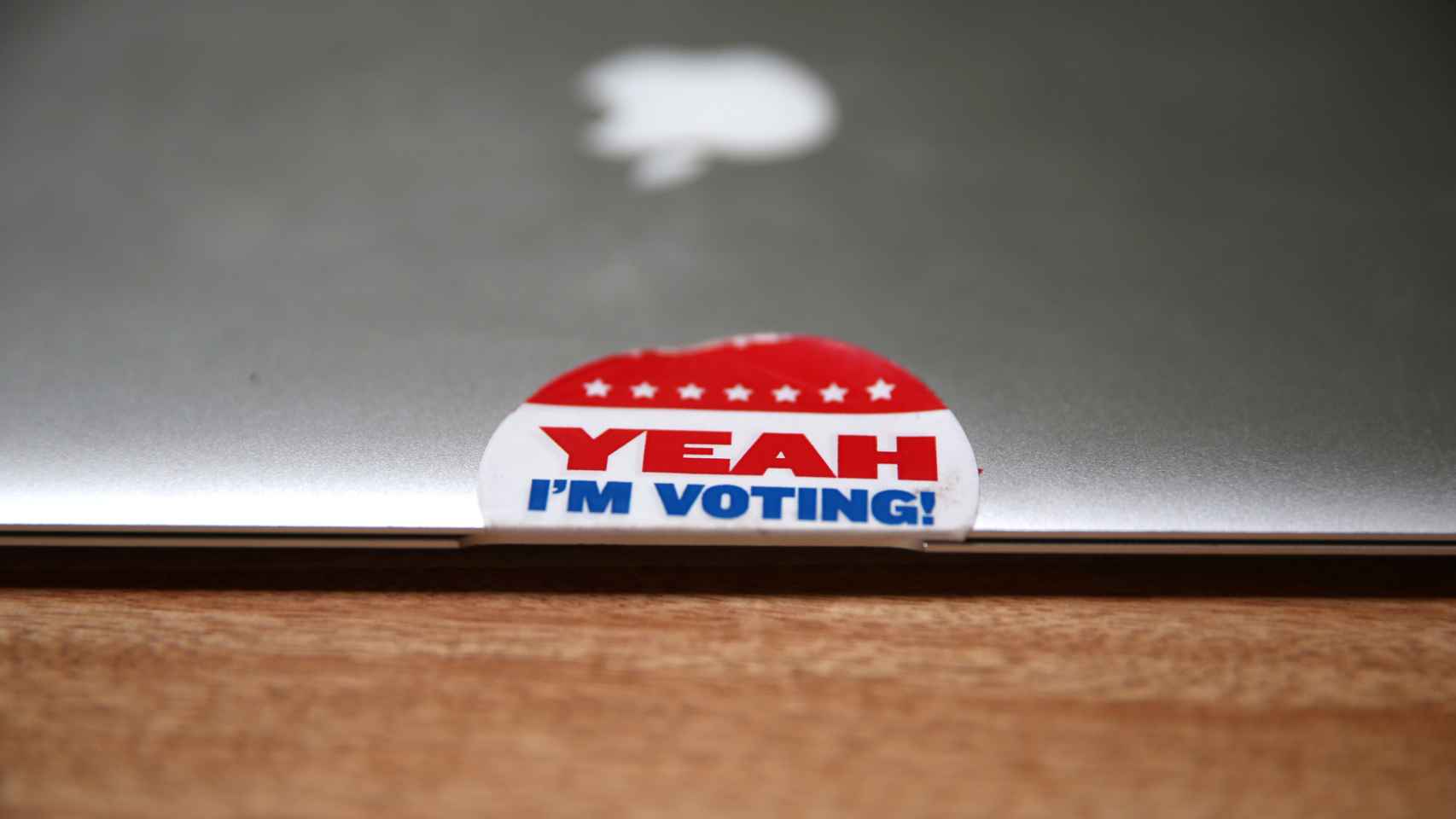 Una pegatina a favor de la participación electoral en un portátil en Los Angeles.