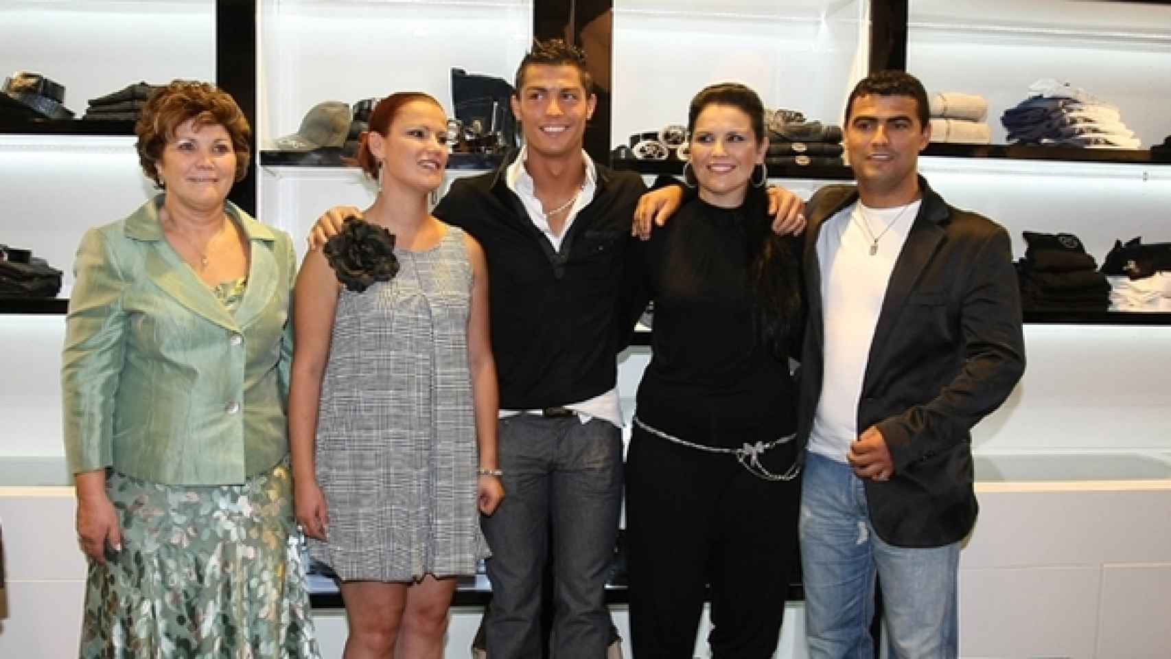 Cristiano Ronaldo con su madre y sus tres hermanos.