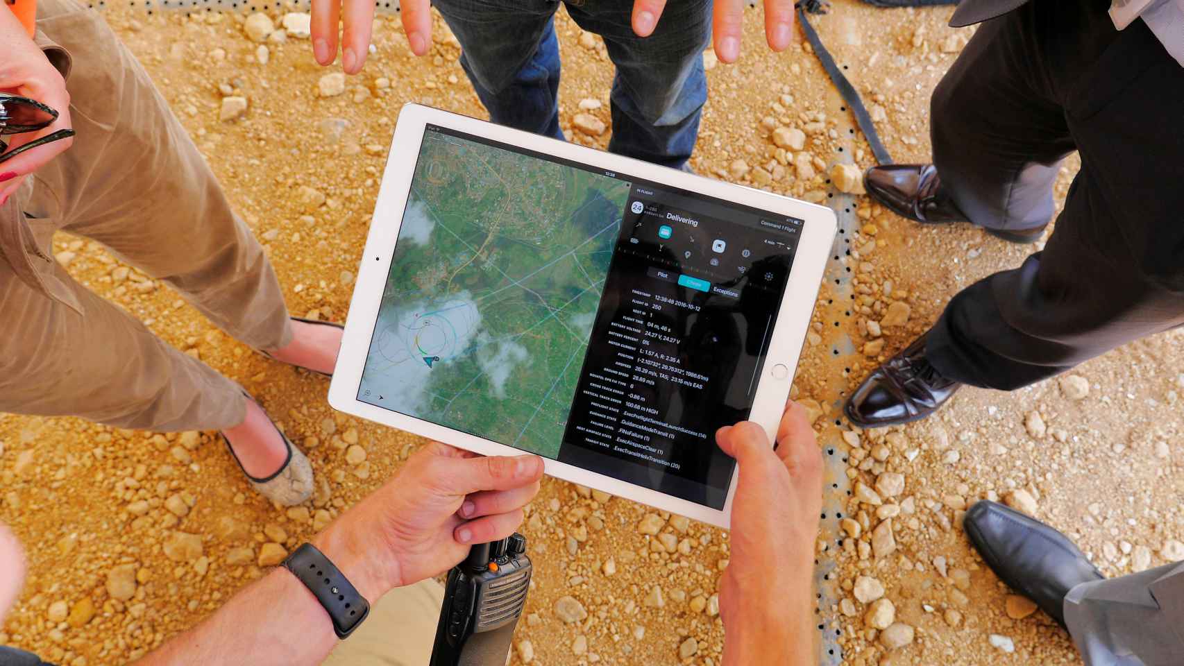 Ingenieros monitorizan en una tablet el vuelo de un dron.