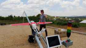 Ingeniero prepara un dron para un vuelo de prueba en Kigali, Ruanda.