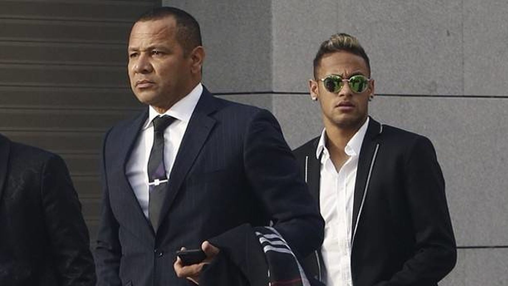 Neymar padre y Neymar Jr. a su salida de la Audiencia de Barcelona en una vista previa.