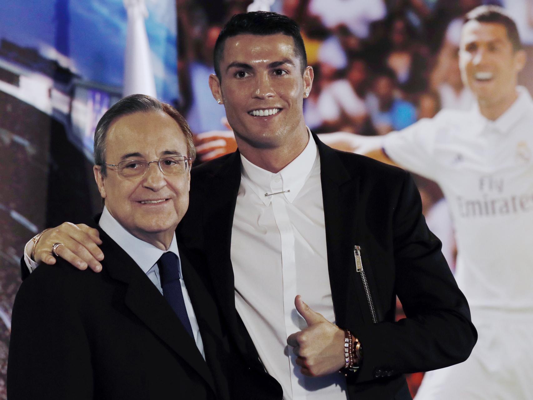 Florentino Pérez junto a Cristiano en la renovación del segundo.