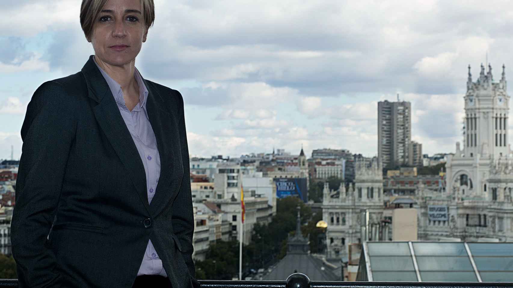 Tania Sánchez posa con el ayuntamiento de Madrid a su espalda.