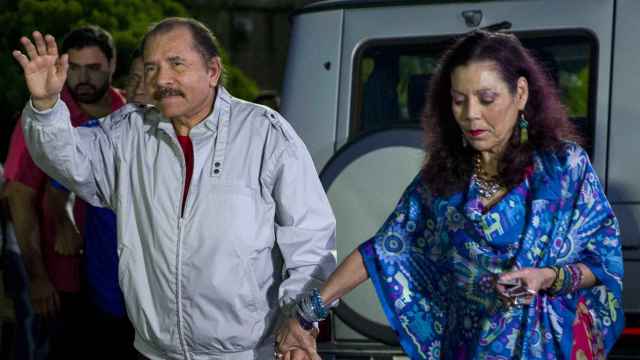 Daniel Ortega, y su esposa, Rosario Murillo, llegan para una rueda de prensa.
