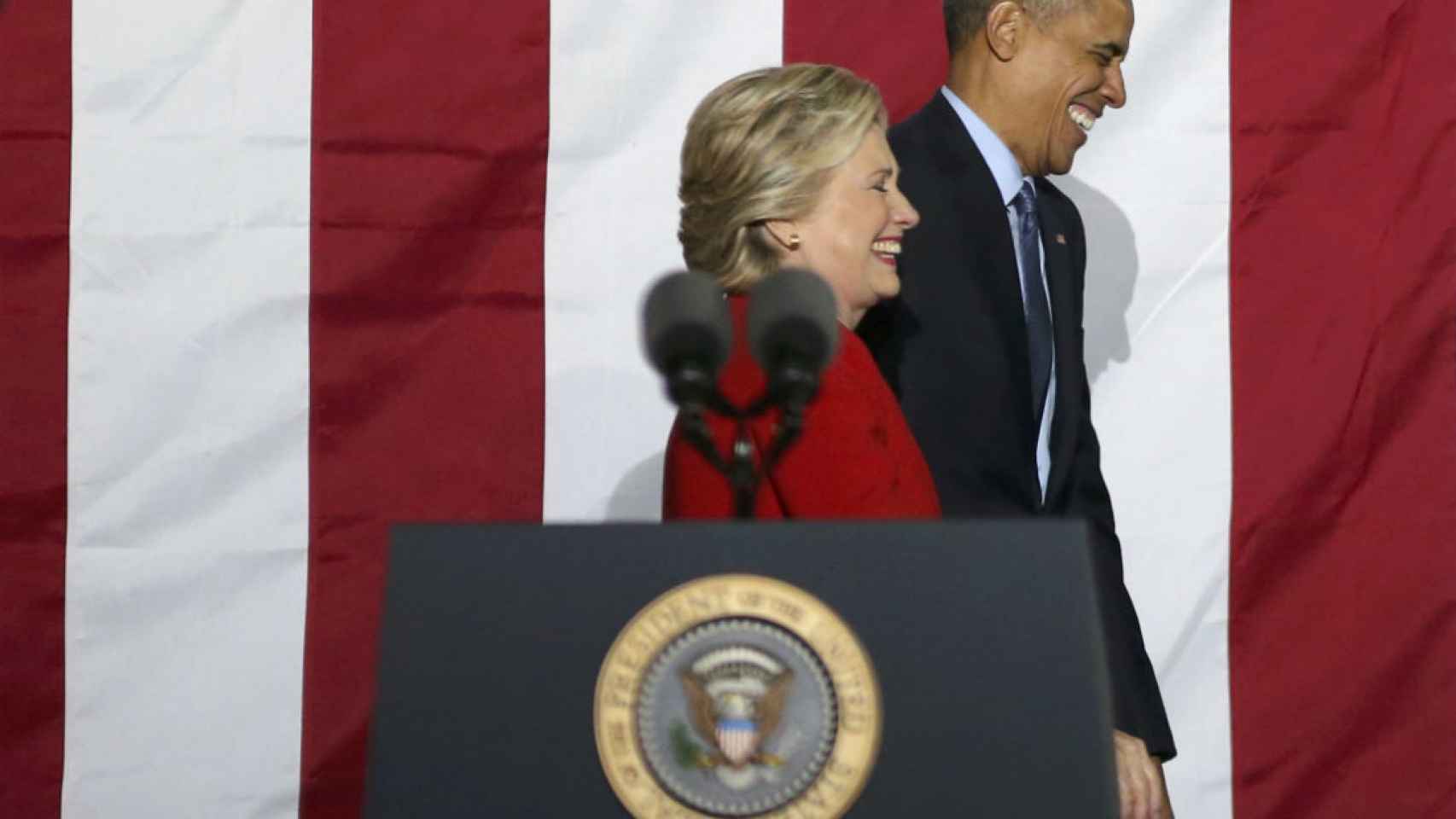 Hillary Clinton, junto a Obama, en su último acto de campaña.