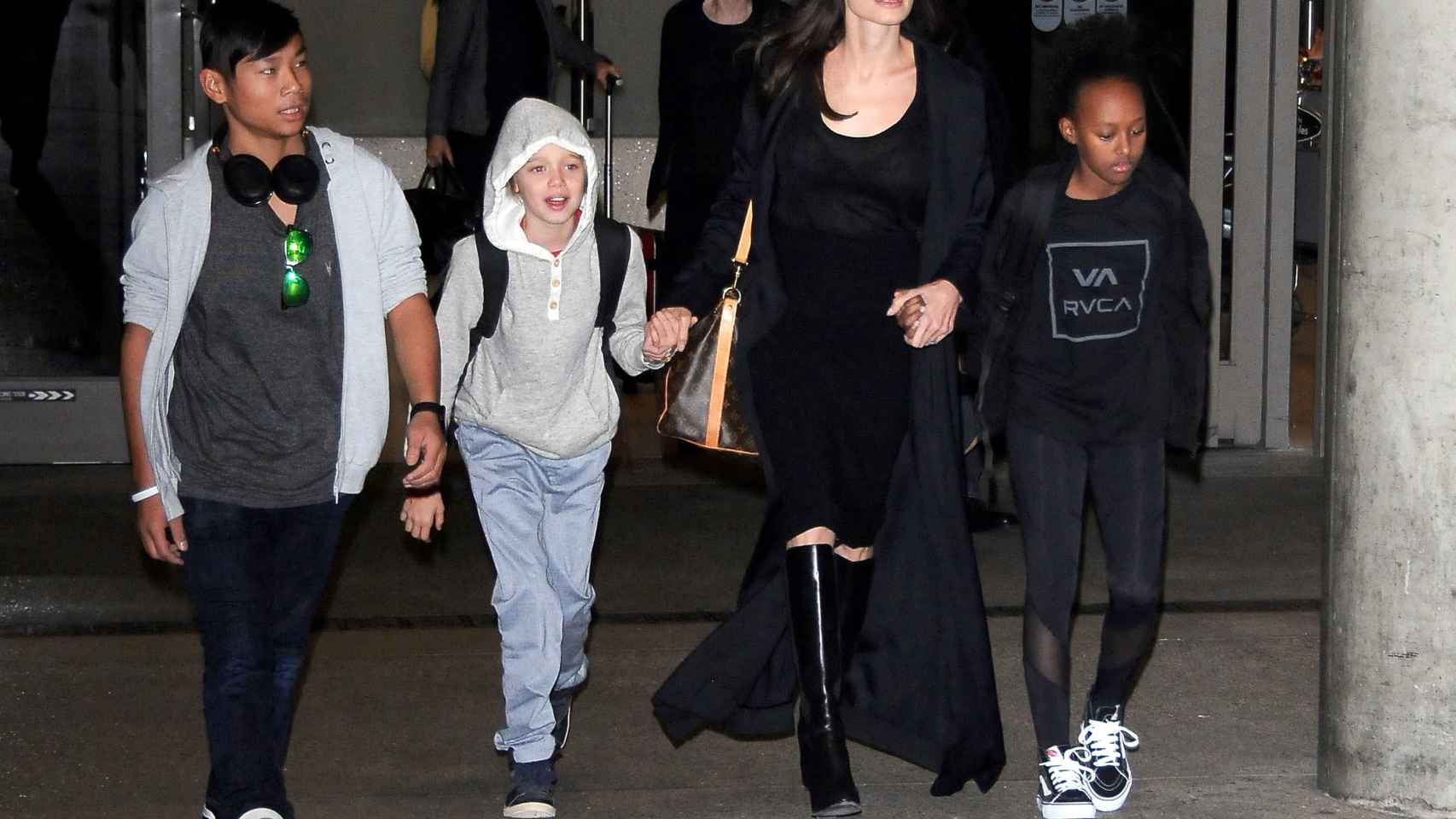 Angelina con tres de sus hijos en el aeropuerto de Los Ángeles