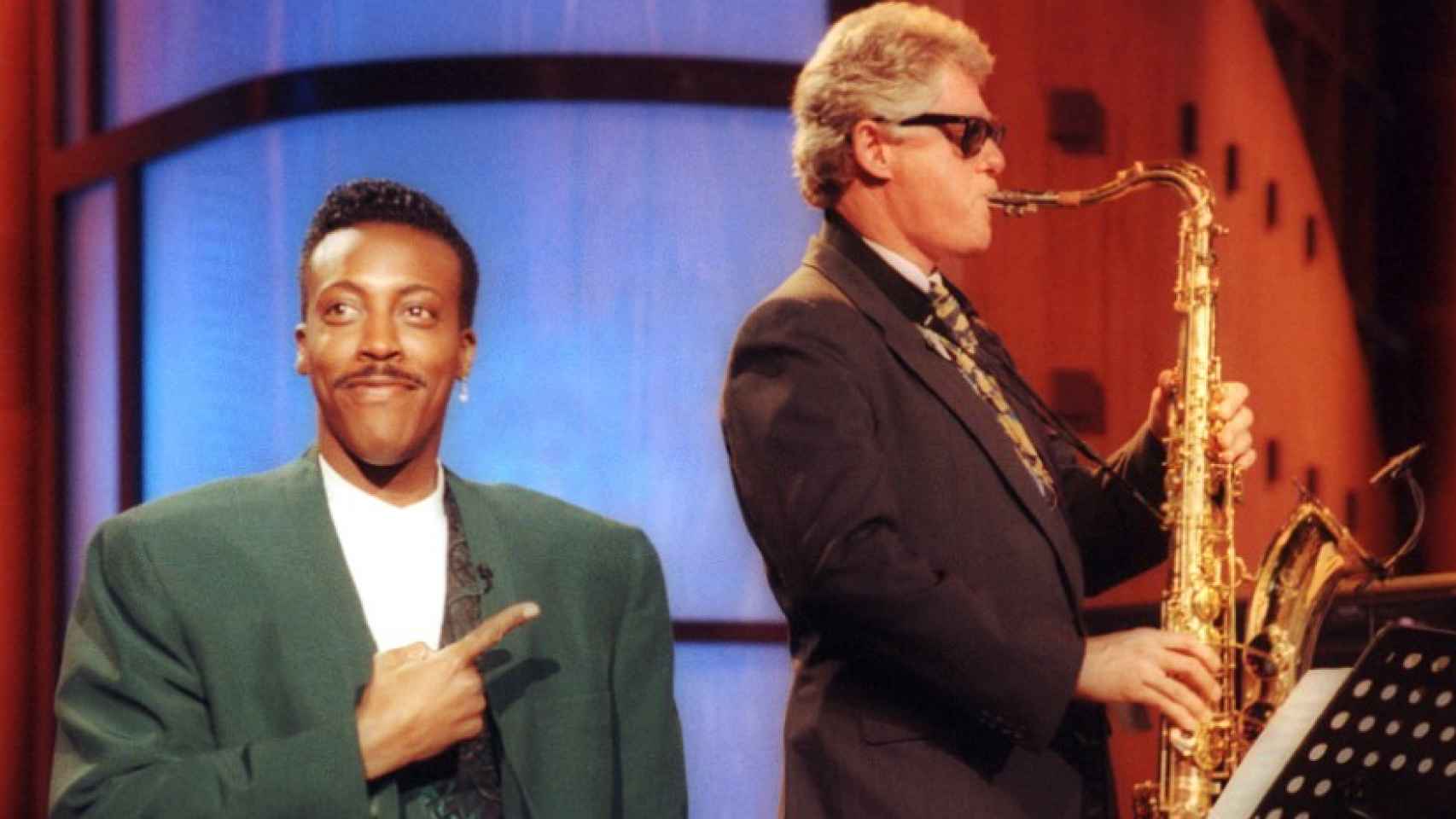 Bill Clinton toca el saxo en un programa de televisión