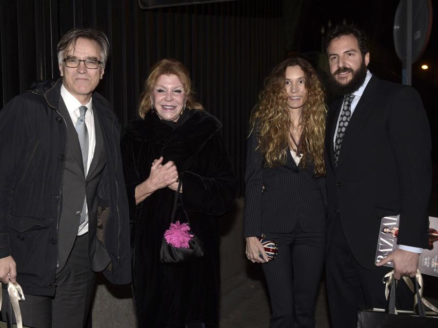 El matrimonio junto a la baronesa en un evento en 2015, tras la reconciliación familiar.