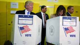 Donald Trump y Melania Trump votando.