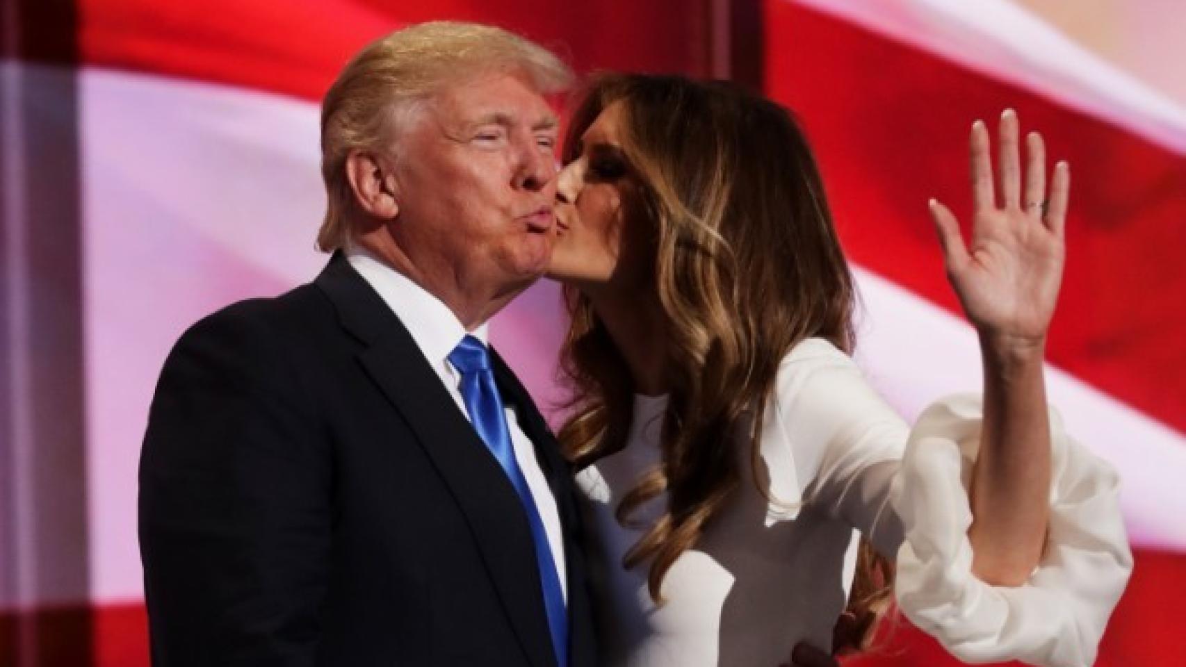 Melania Trump besa a su marido Donald en un acto de campaña