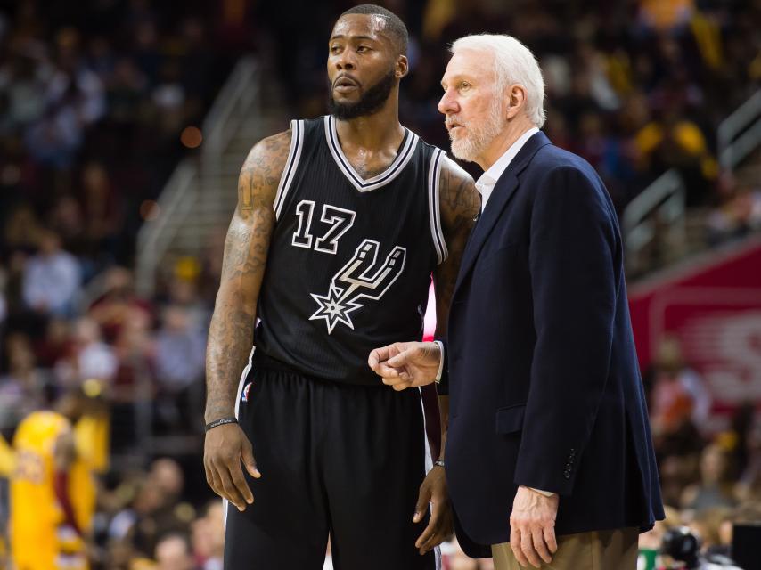 Simmons recibe instrucciones de Gregg Popovich.