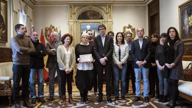 La viuda de Francisco González Ruiz, junto al alcalde de Vitoria, en un acto por las víctimas de ETA este martes