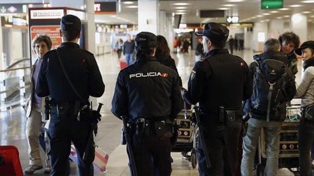 Agentes de la Policía Nacional patrullan el aeropuerto Adolfo Suárez Madrid-Barajas.