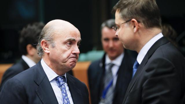 Guindos conversa con el vicepresidente económico de la Comisión, Valdis Dombrovskis, durante el Eurogrupo