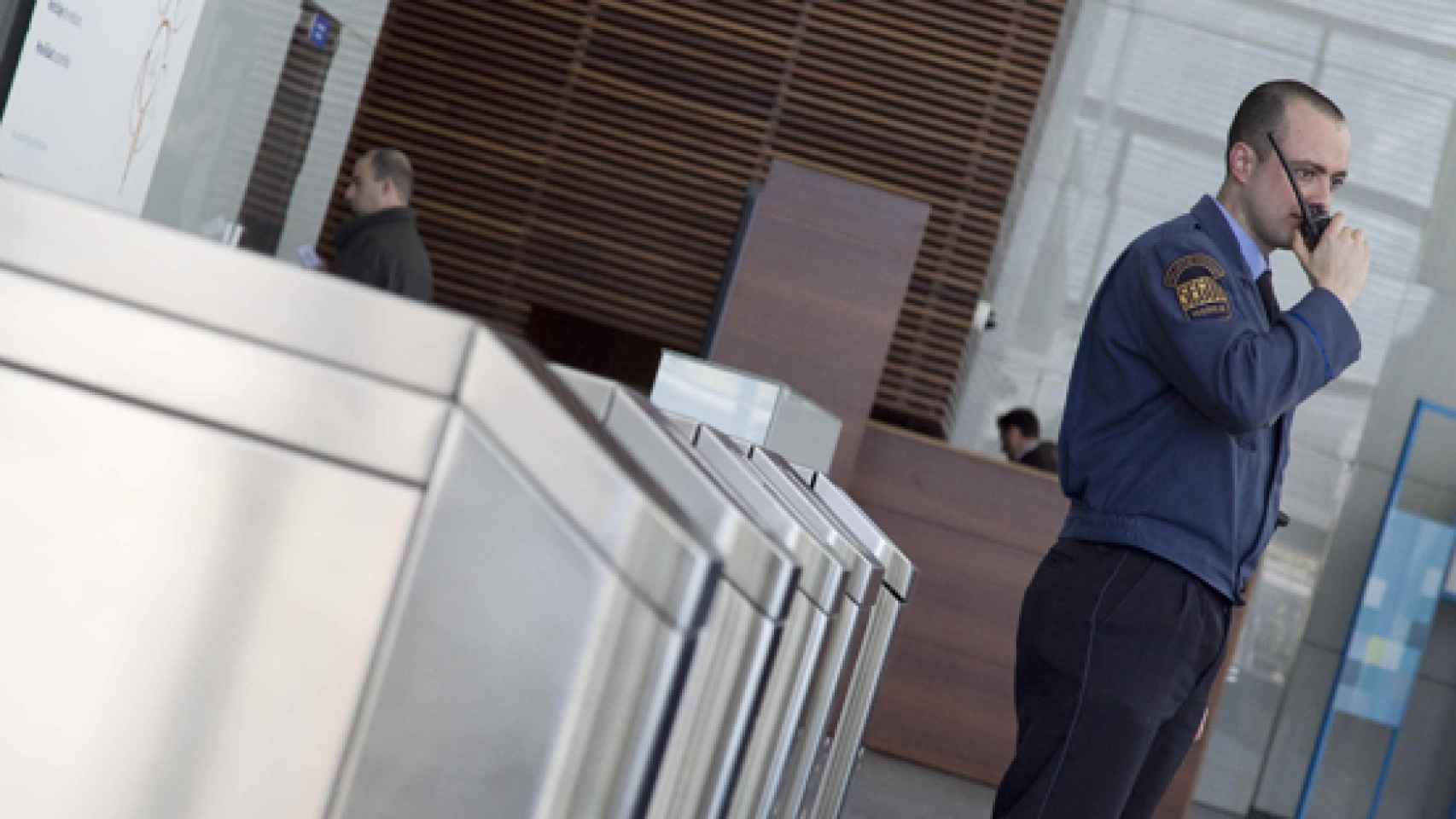 Un vigilante de seguridad privada durante su turno, en una imagen de archivo.