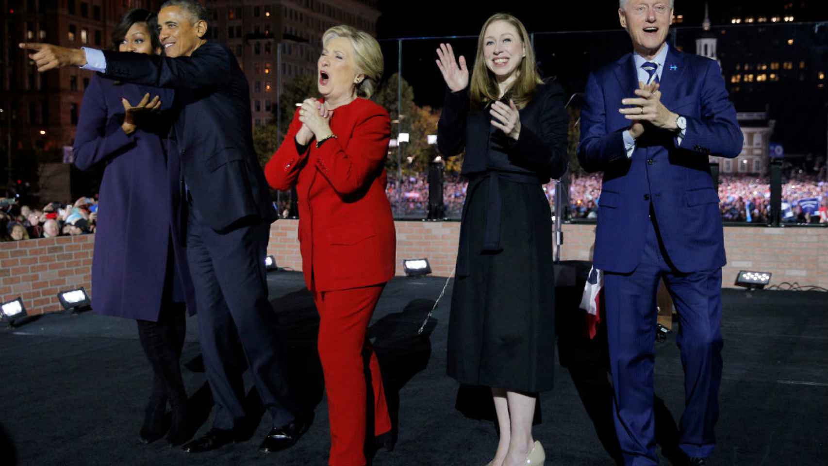 Hillary Clinton, arropada por su familia y la familia Obama en Filadelfia.