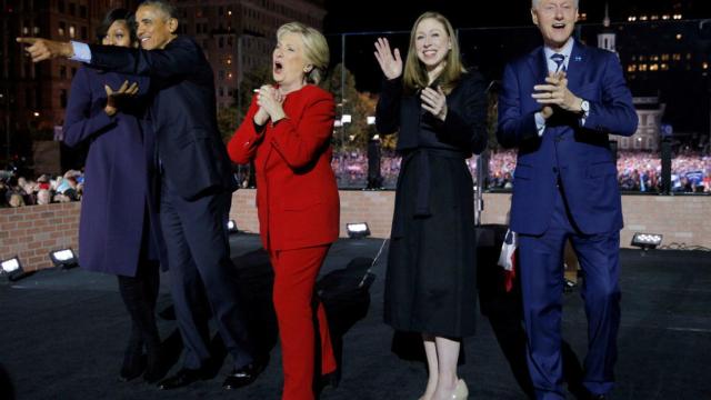 Hillary Clinton, arropada por su familia y la familia Obama en Filadelfia.