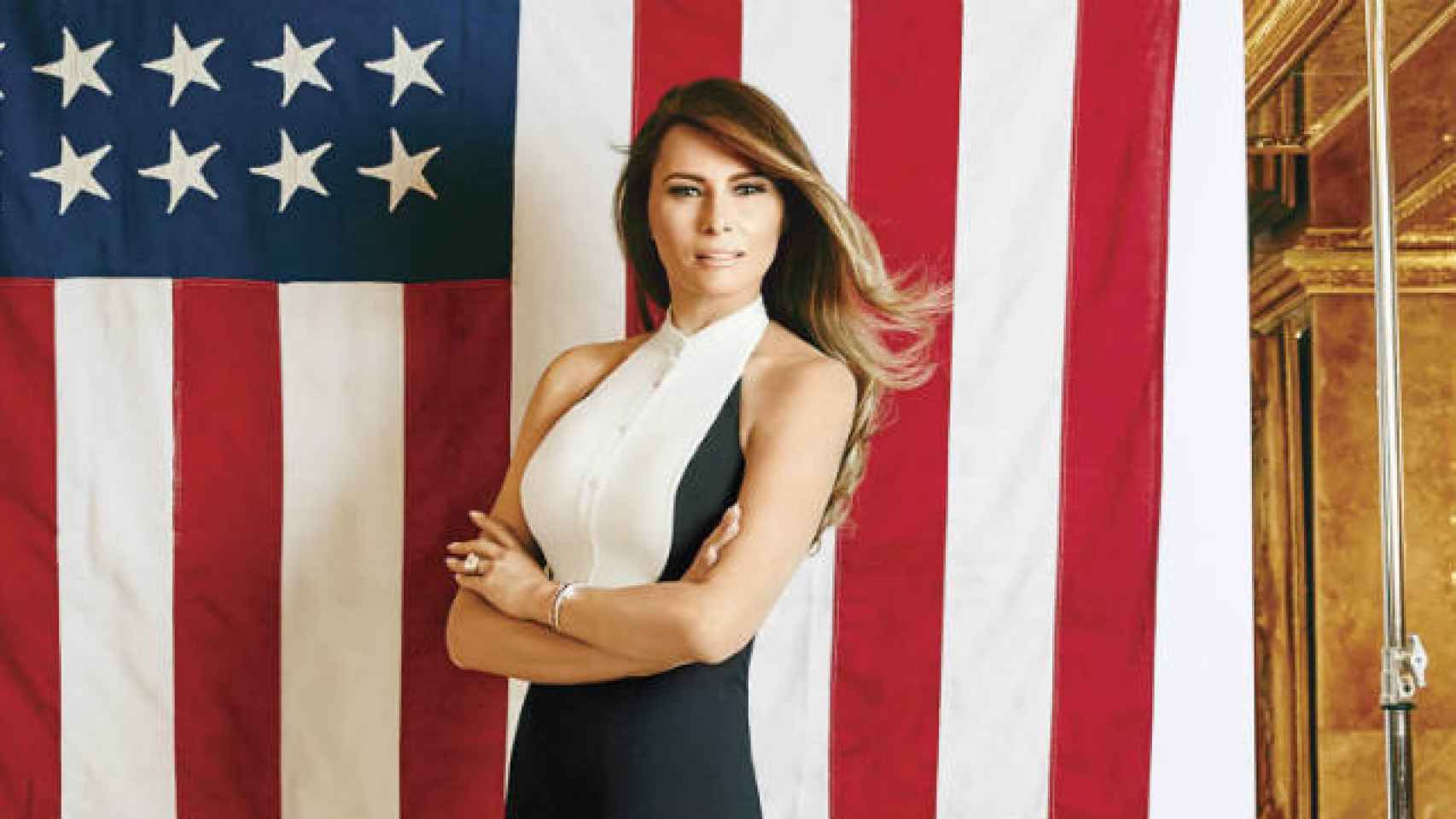 Melania Trump posa con la bandera de EEUU