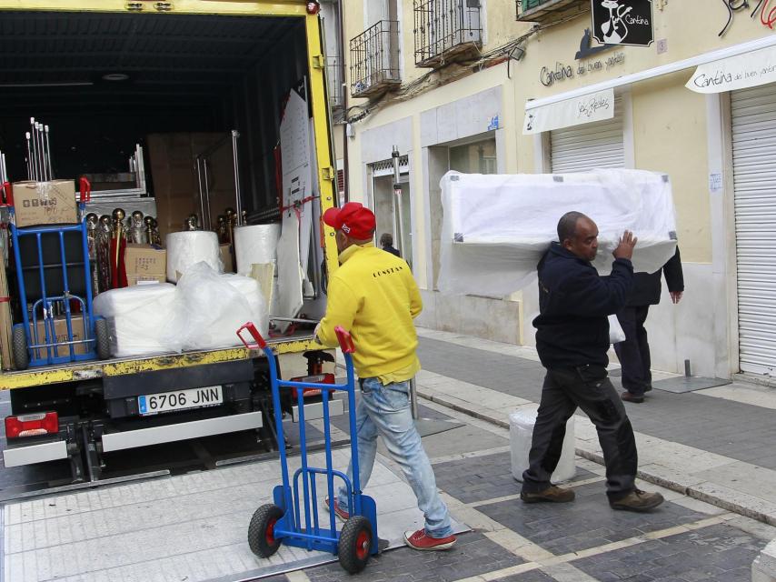 Trabajadores montando la sala donde actuará Pantoja