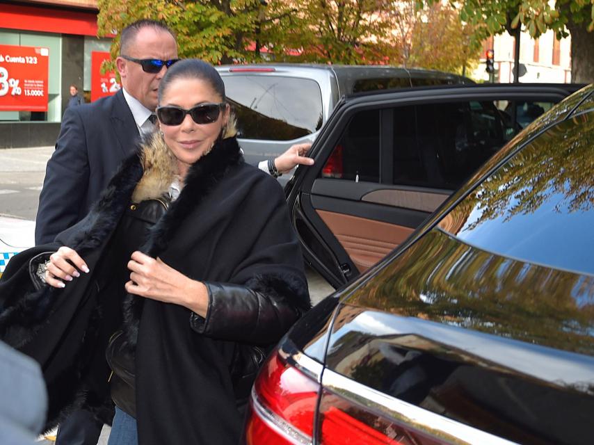 Isabel Pantoja llegando al Teatro Real de Aranjuez