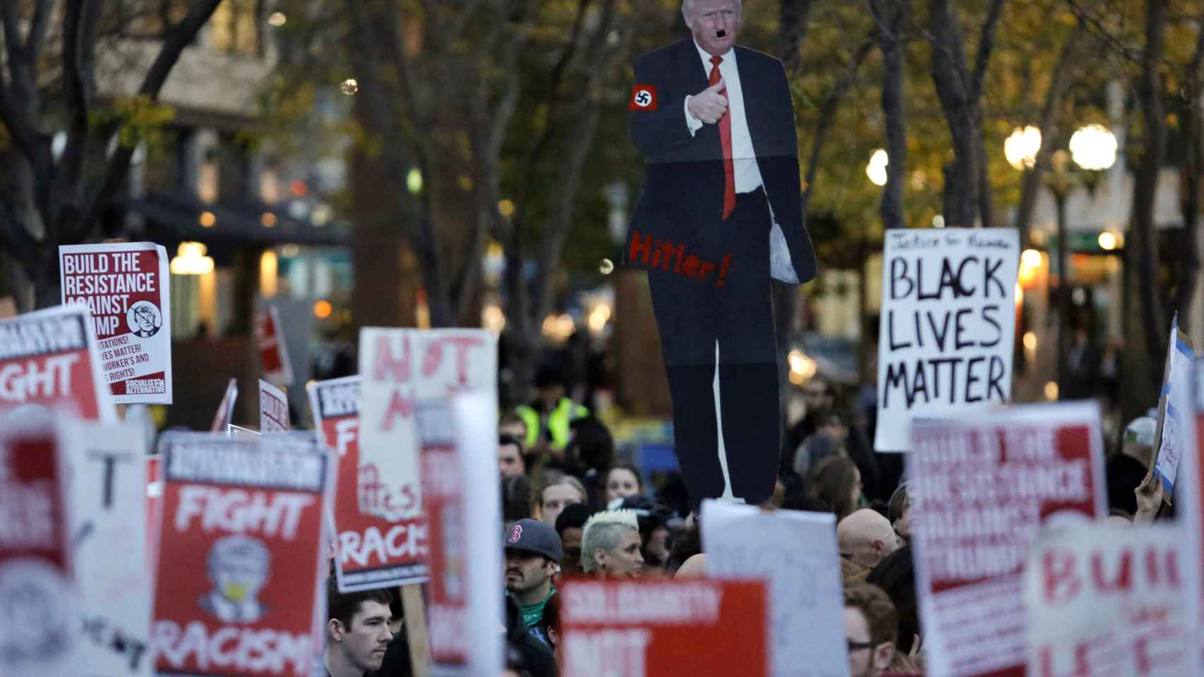 En las protestas se han lanzado mensajes como No eres nuestro presidente. | Reuters