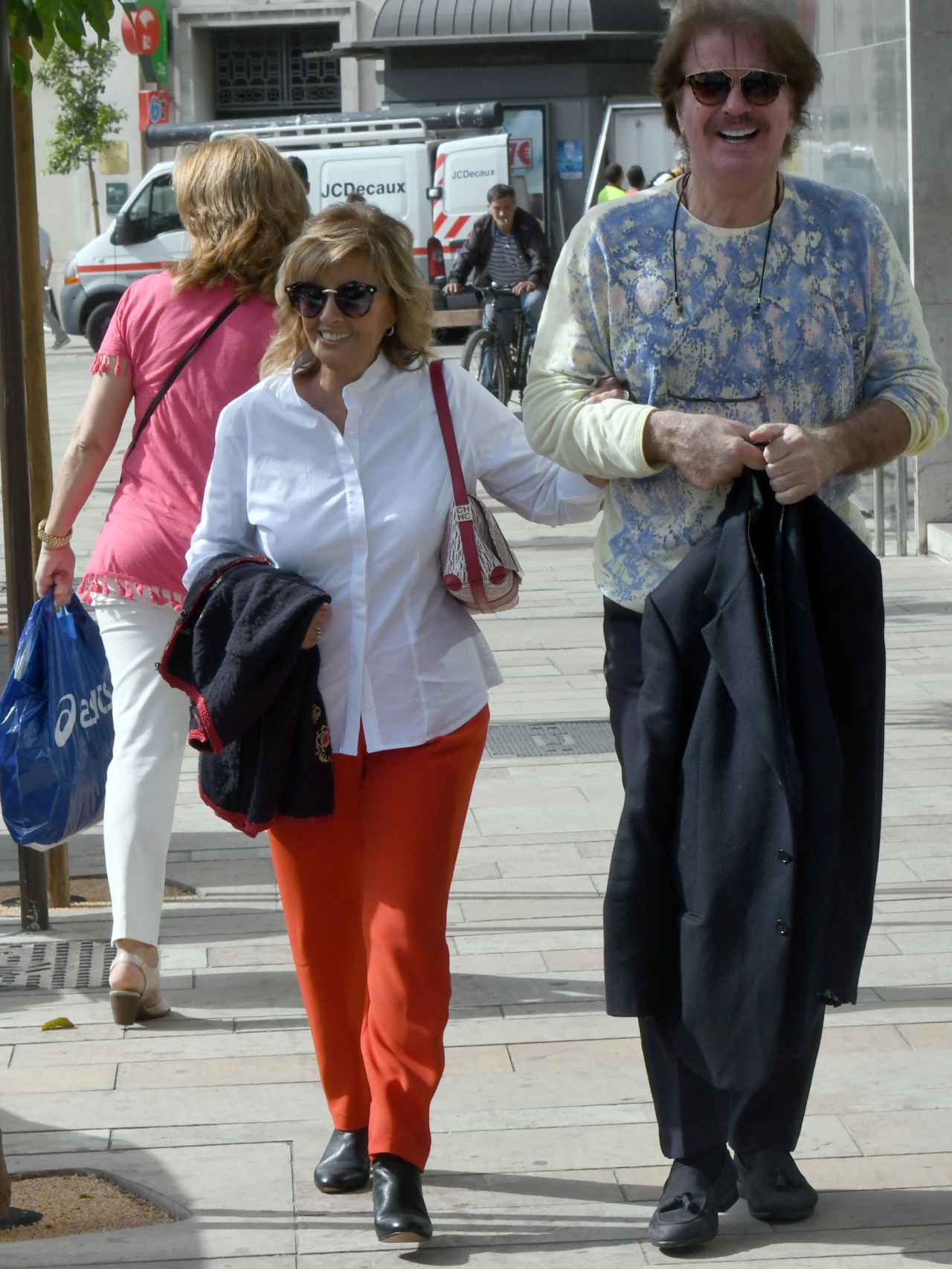 la presentadora y su novio Bigote Arrocet en Marbella