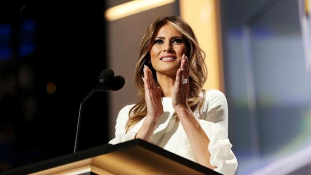 Melania Trump no se despega de su anillo de compromiso.