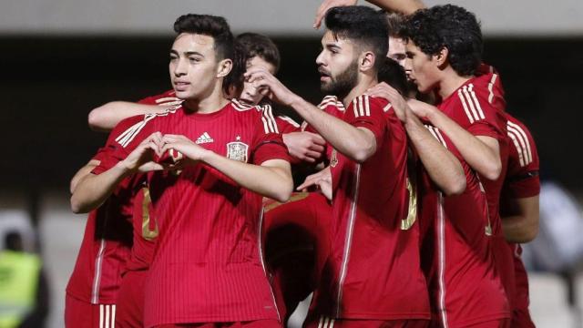 Los jugadores de la sub-21 celebran un gol.