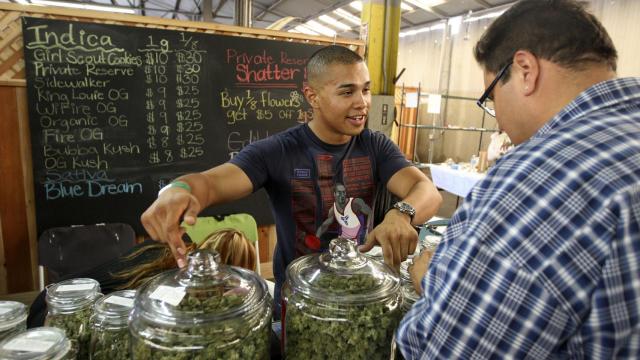 Un vendedor de marihuana terapéutica en Los Ángeles.