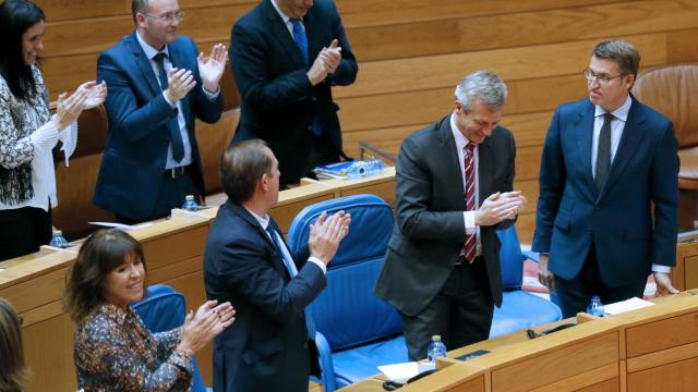 Alberto Núñez Feijóo aplaudido por la bancada popular.