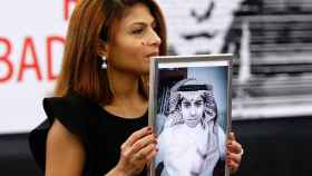 Ensaf Haidar sostiene un retrato de su marido Raif Badawi.