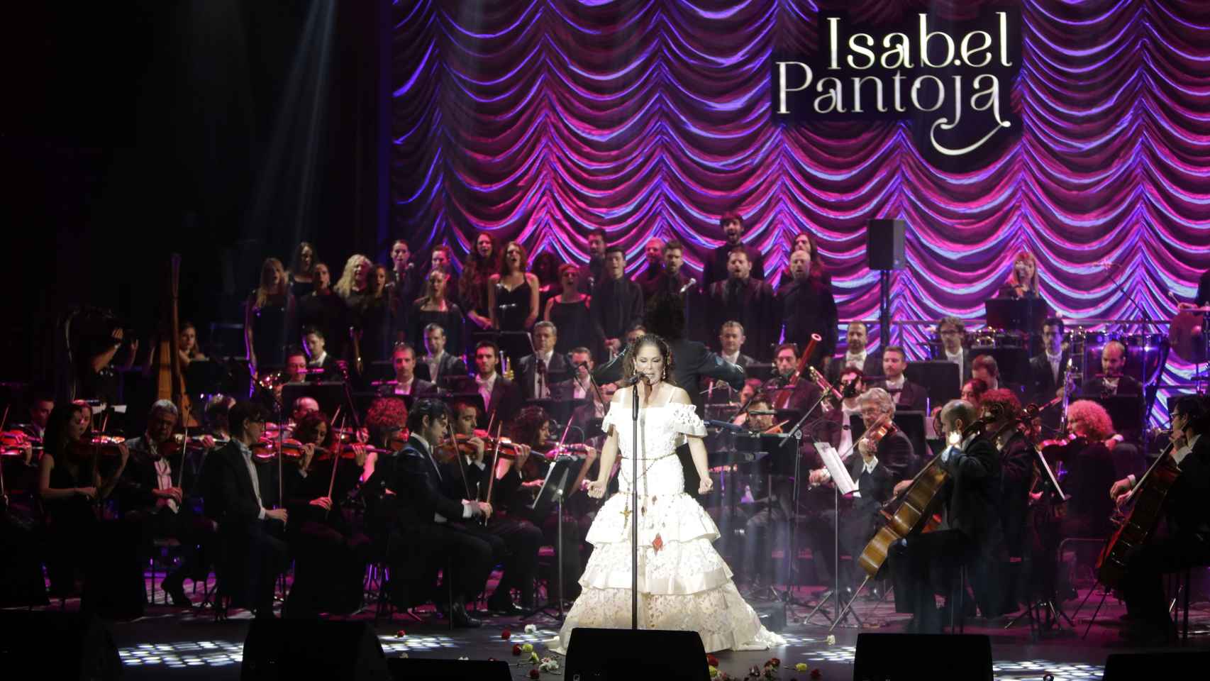 Pantoja estuvo acompañada por 83 músicos sobre el escenario
