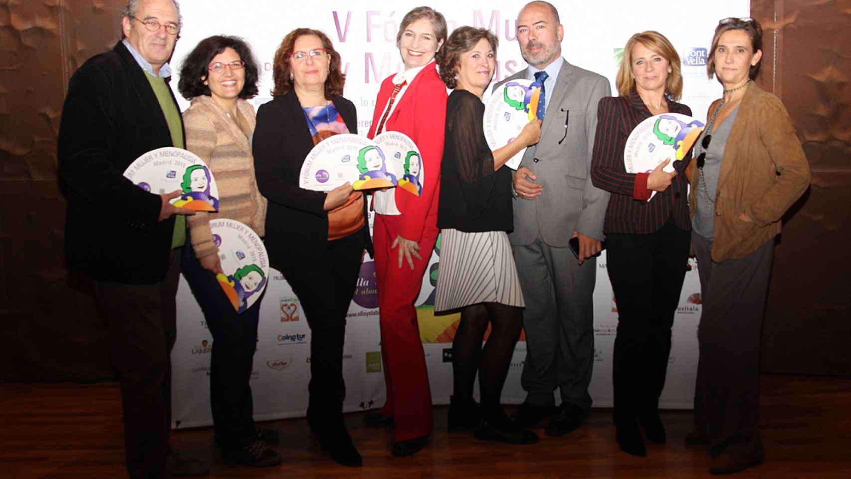 Assumpta Serna posa junto con gente de la asociación de menopaúsicas Ella y El Abanico.