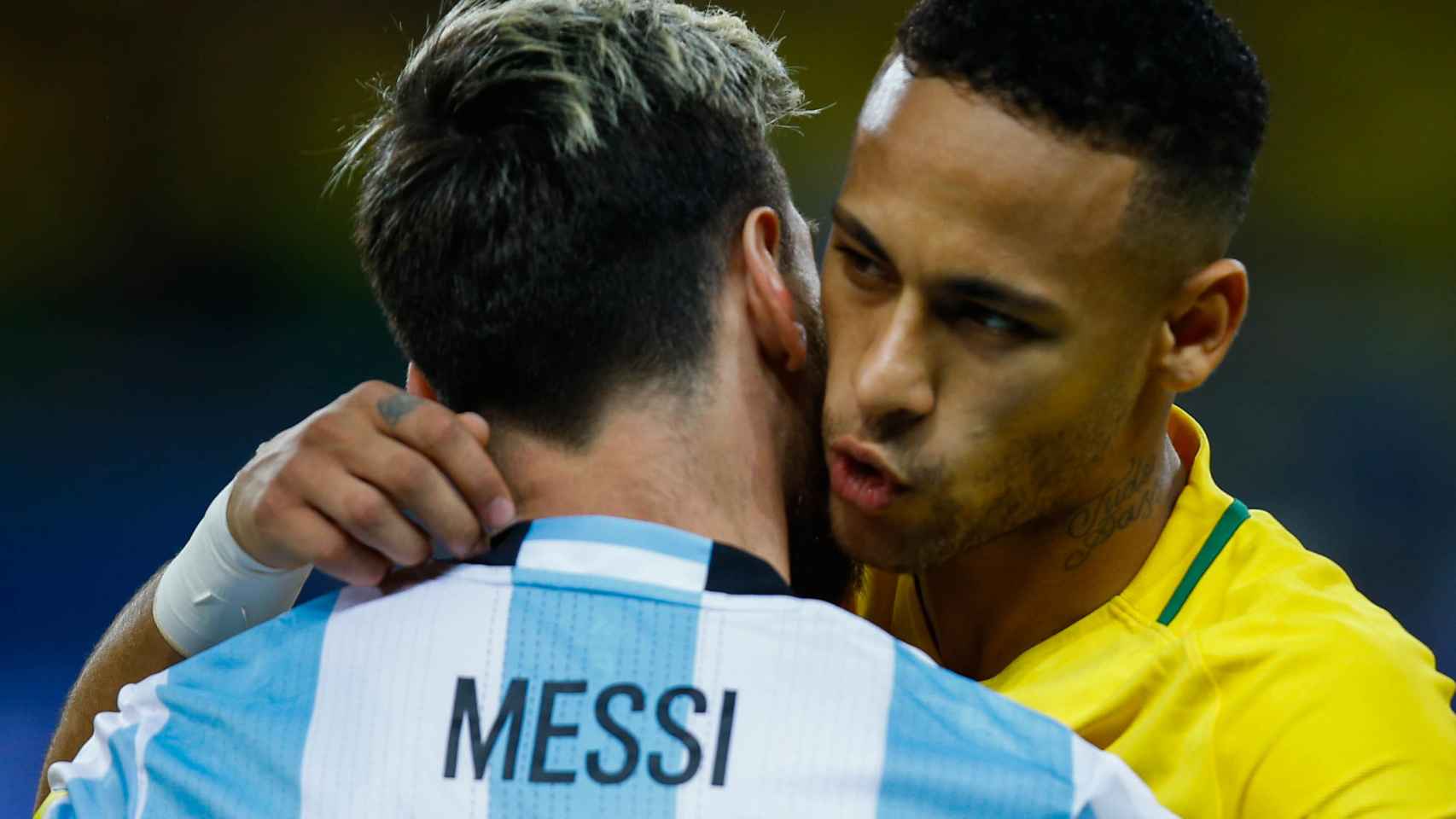 Messi saluda a Neymar.