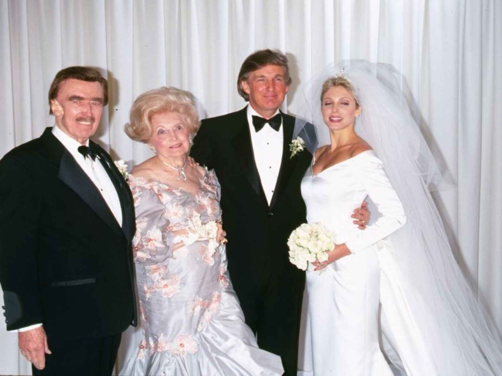 Donald Trump junto a sus padres en 1993 cuando contrajo matrimonio con Marla Maples, su segunda esposa.