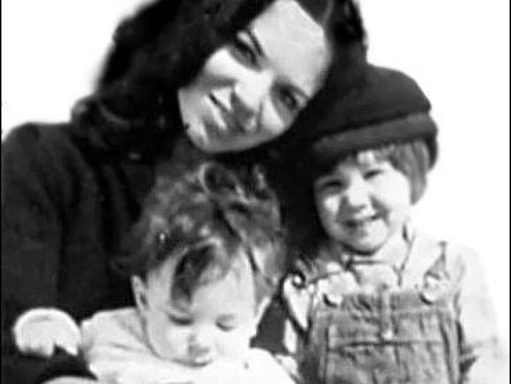 Suzanne Elrod con sus dos hijos Adam y Lorca