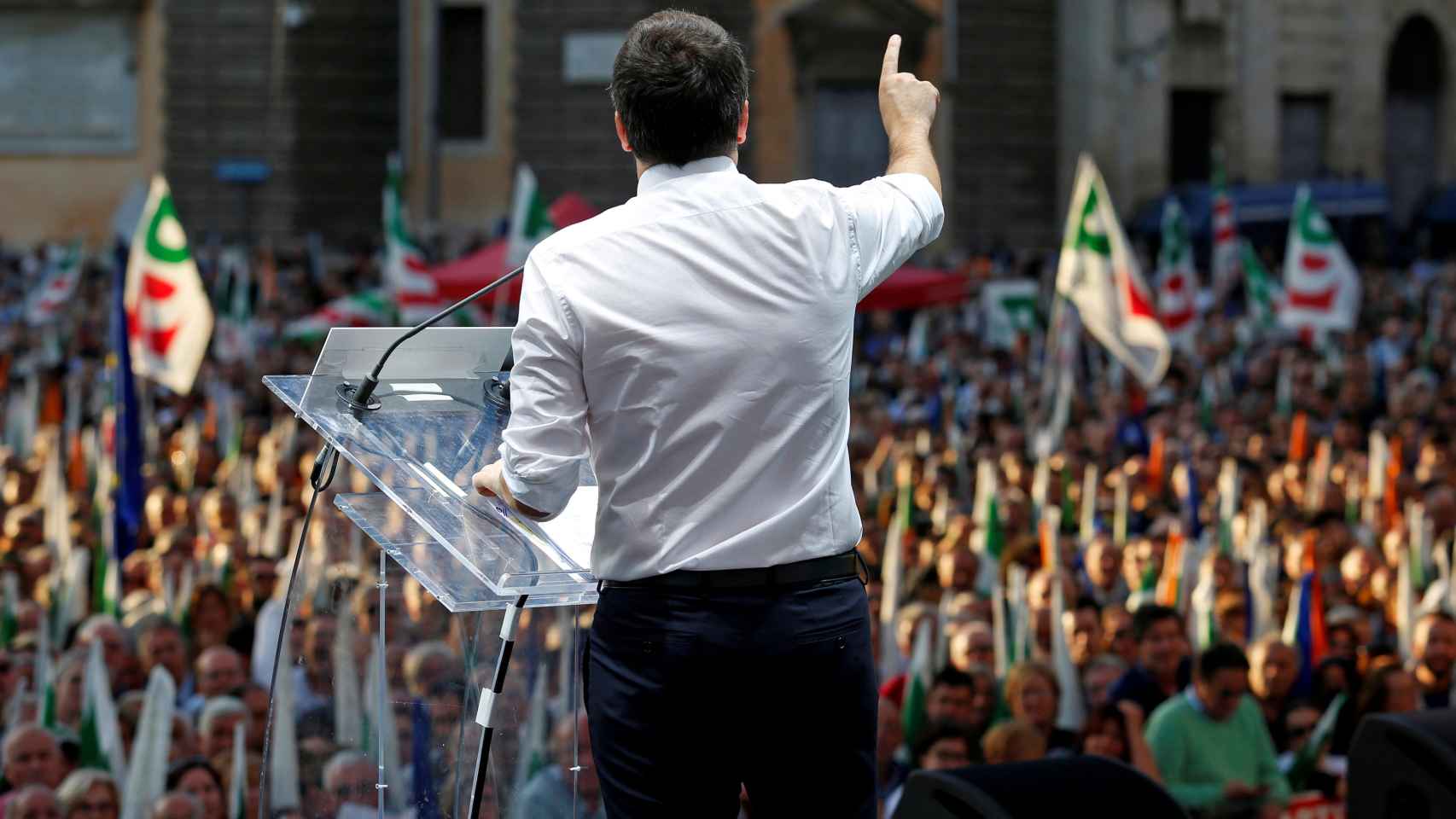 Renzi durante un mitin por el referendo en Roma.