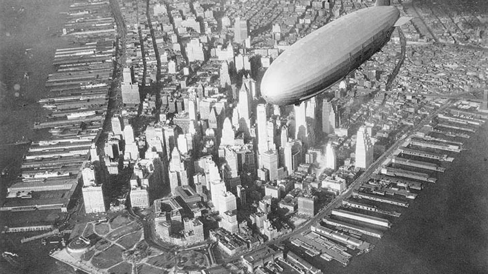 Un dirigible rígido sobrevuela el Bajo Manhattan en los años treinta.